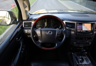 Подержанный автомобиль Lexus LX 2012 года (22 фото)