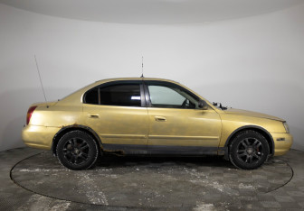 Подержанный автомобиль Hyundai Elantra Sedan 2000 года (4 фото)