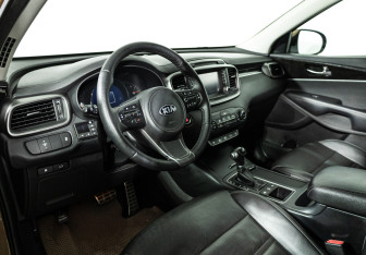 Подержанный автомобиль Kia Sorento 2017 года (11 фото)