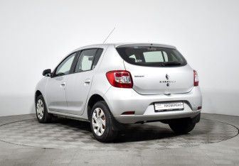 Подержанный автомобиль Renault Sandero 2015 года (7 фото)