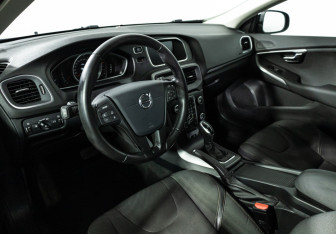 Подержанный автомобиль Volvo V40 Cross Country 2017 года (11 фото)