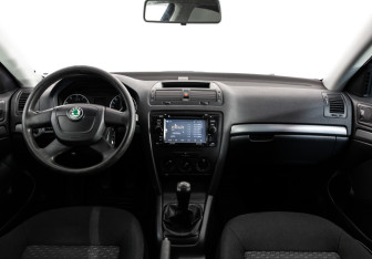 Подержанный автомобиль Skoda Octavia Liftback 2011 года (10 фото)