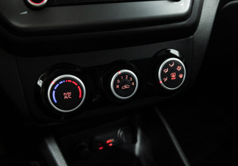 Подержанный автомобиль Kia Rio Hatchback 2015 года (16 фото)