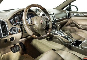 Подержанный автомобиль Porsche Cayenne 2010 года (11 фото)