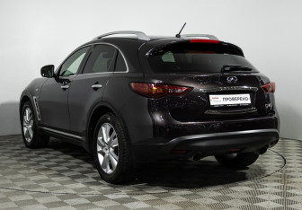 Подержанный автомобиль Infiniti QX70 2013 года (7 фото)