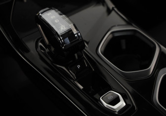 Подержанный автомобиль Geely Atlas 2023 года (16 фото)