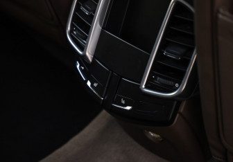 Подержанный автомобиль Porsche Cayenne 2010 года (20 фото)