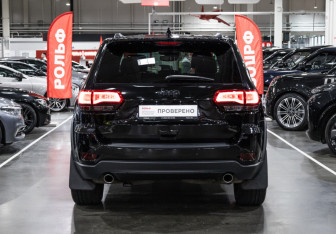 Подержанный автомобиль Jeep Grand Cherokee 2018 года (9 фото)