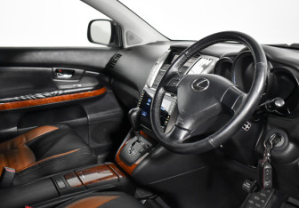 Подержанный автомобиль Toyota Harrier 2003 года (9 фото)