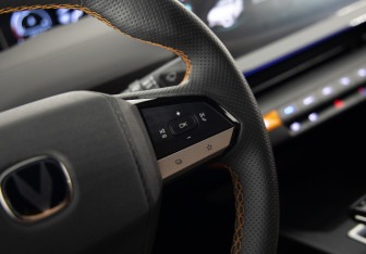 Подержанный автомобиль Changan UNI-V 2024 года (23 фото)