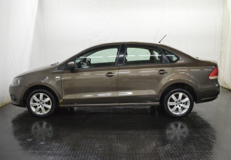 Подержанный автомобиль Volkswagen Polo Sedan 2015 года (8 фото)
