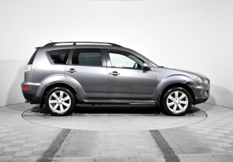 Подержанный автомобиль Mitsubishi Outlander 2012 года (4 фото)
