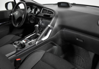 Подержанный автомобиль Peugeot 3008 2016 года (14 фото)