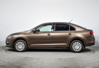 Подержанный автомобиль Skoda Rapid Liftback 2021 года (8 фото)