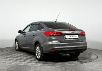 Подержанный автомобиль Ford Focus Sedan 2016 года (7 фото)