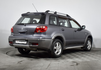 Подержанный автомобиль Mitsubishi Outlander 2006 года (5 фото)