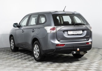 Подержанный автомобиль Mitsubishi Outlander 2013 года (7 фото)