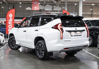 Подержанный автомобиль Mitsubishi Montero Sport 2022 года (15 фото)