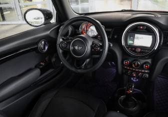 Подержанный автомобиль MINI Hatch 2020 года (10 фото)