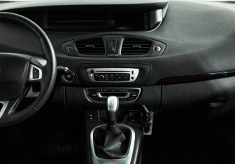 Подержанный автомобиль Renault Scenic 2012 года (14 фото)