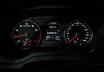 Подержанный автомобиль Audi Q3 2015 года (12 фото)