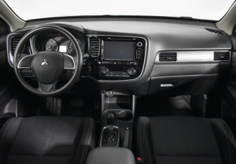 Подержанный автомобиль Mitsubishi Outlander 2016 года (13 фото)