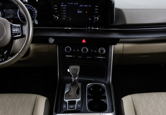 Подержанный автомобиль Kia Carnival 2020 года (15 фото)