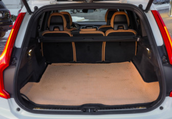 Подержанный автомобиль Volvo XC90 2017 года (34 фото)