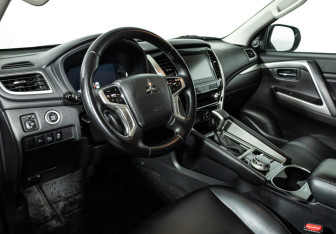 Подержанный автомобиль Mitsubishi Montero Sport 2022 года (19 фото)