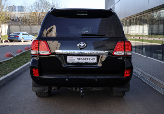 Подержанный автомобиль Toyota Land Cruiser Suv 2008 года (5 фото)