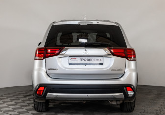 Подержанный автомобиль Mitsubishi Outlander 2017 года (6 фото)