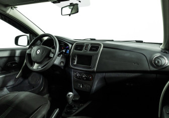 Подержанный автомобиль Renault Sandero 2015 года (9 фото)