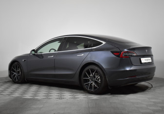 Подержанный автомобиль Tesla Model 3 2019 года (7 фото)
