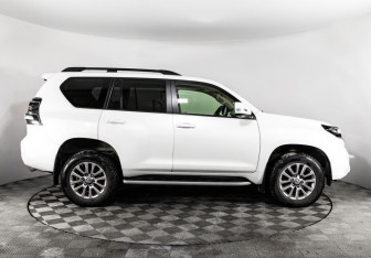 Подержанный автомобиль Toyota Land Cruiser Prado 2016 года (6 фото)