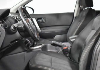 Подержанный автомобиль Nissan Qashqai 2012 года (10 фото)