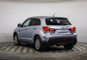 Подержанный автомобиль Mitsubishi ASX 2012 года (7 фото)