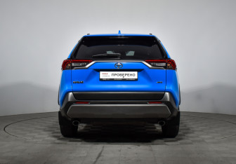 Подержанный автомобиль Toyota RAV4 2021 года (6 фото)