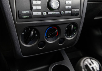 Подержанный автомобиль Ford Fusion 2007 года (12 фото)