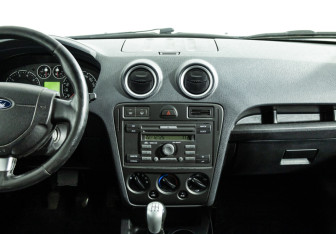 Подержанный автомобиль Ford Fusion 2006 года (14 фото)