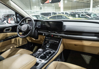 Подержанный автомобиль Kia Carnival 2020 года (17 фото)