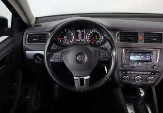 Подержанный автомобиль Volkswagen Jetta Sedan 2013 года (10 фото)