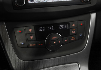 Подержанный автомобиль Nissan Tiida Hatchback 2015 года (15 фото)