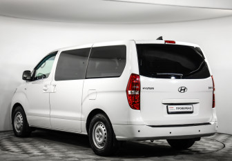 Подержанный автомобиль Hyundai H-1 2018 года (7 фото)