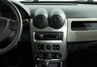 Подержанный автомобиль Renault Sandero 2012 года (14 фото)