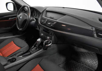 Подержанный автомобиль BMW X1 2011 года (13 фото)