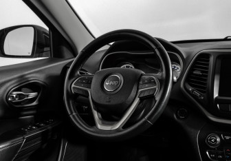 Подержанный автомобиль Jeep Cherokee 2014 года (15 фото)