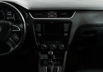 Подержанный автомобиль Skoda Octavia Liftback 2013 года (15 фото)