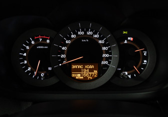 Подержанный автомобиль Toyota RAV4 2007 года (12 фото)