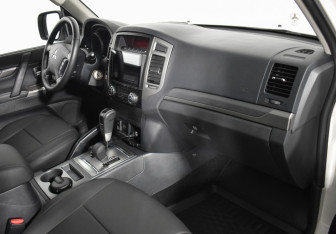 Подержанный автомобиль Mitsubishi Pajero 2021 года (12 фото)