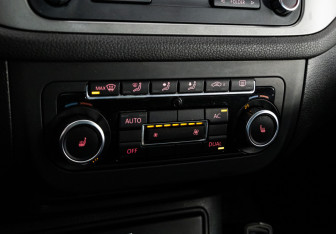 Подержанный автомобиль Volkswagen Tiguan 2010 года (15 фото)